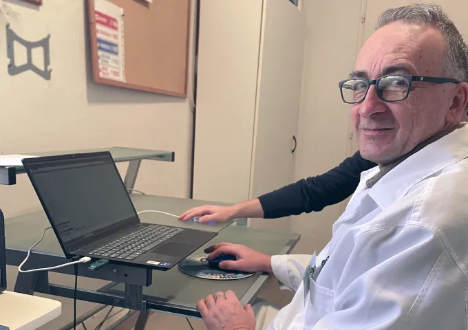 Dr. Kenéz Zsolt állapotfelmérést végez egy betegen a Kristály Gyógyszertárban.